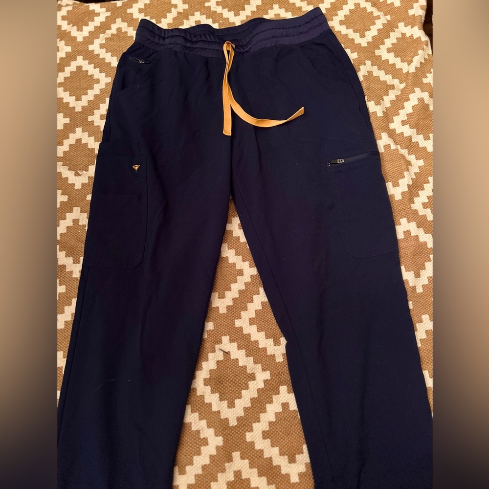 Poppy brand Medium Navy Jogger style scrubs like new